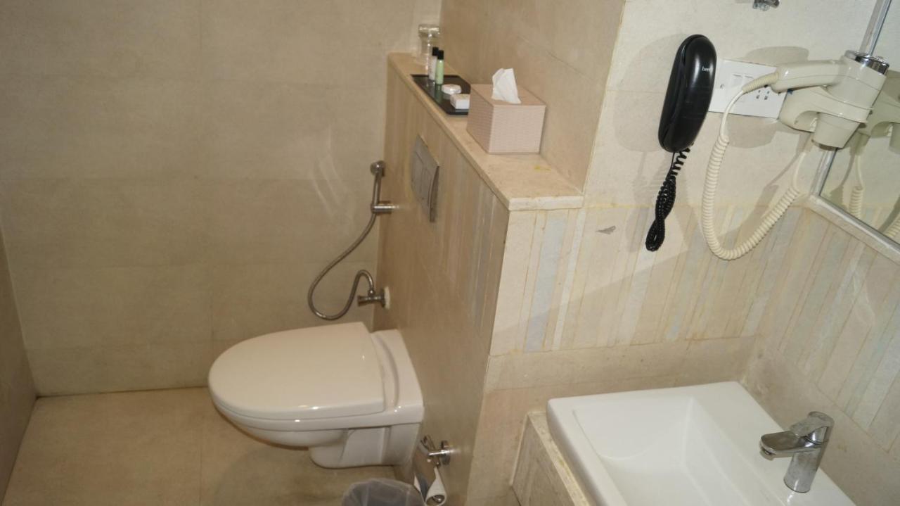 V 7 Hotel Chennai Eksteriør bilde